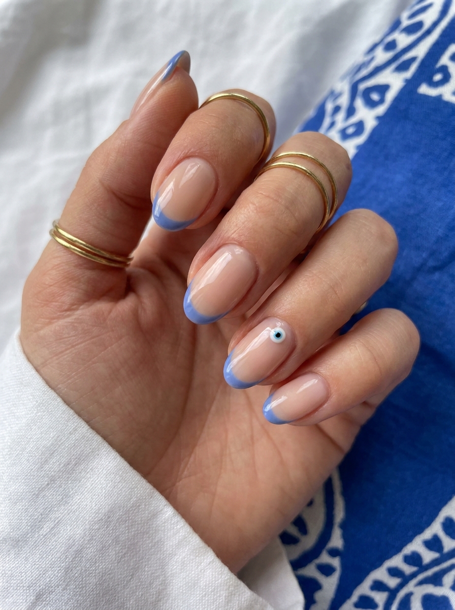 Griechenland French Nails mit blauen Spitzen und sommerlichem Akzent